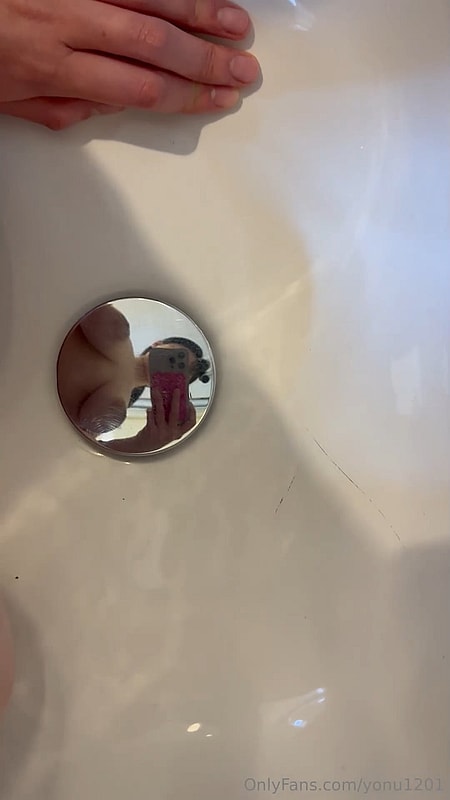 욕조 배수구 뚜껑에 비치는 ㅇ우 Tits