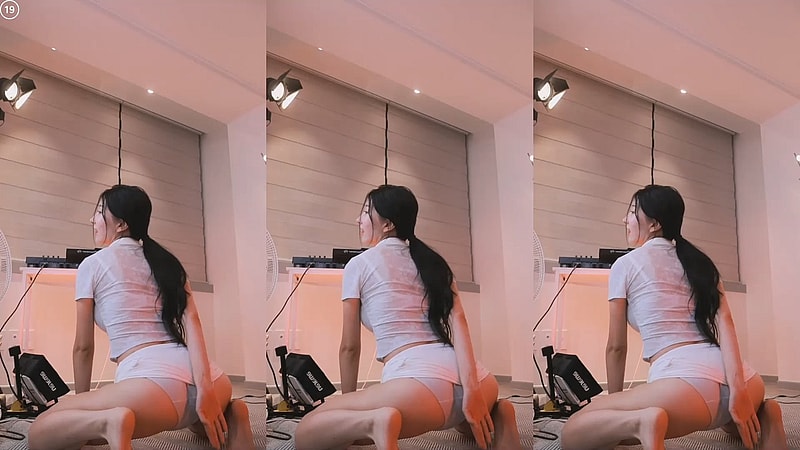 Hot한 Slim 몸매 여캠 BJ하ㄴㄴ White Skirt