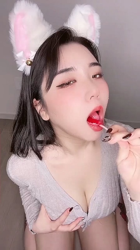 사탕 빨아먹는 꼴잘알 ㅇ치 Chubby Boobs